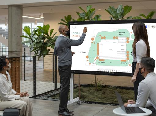 Video met alle details over de 85" Surface Hub 2S