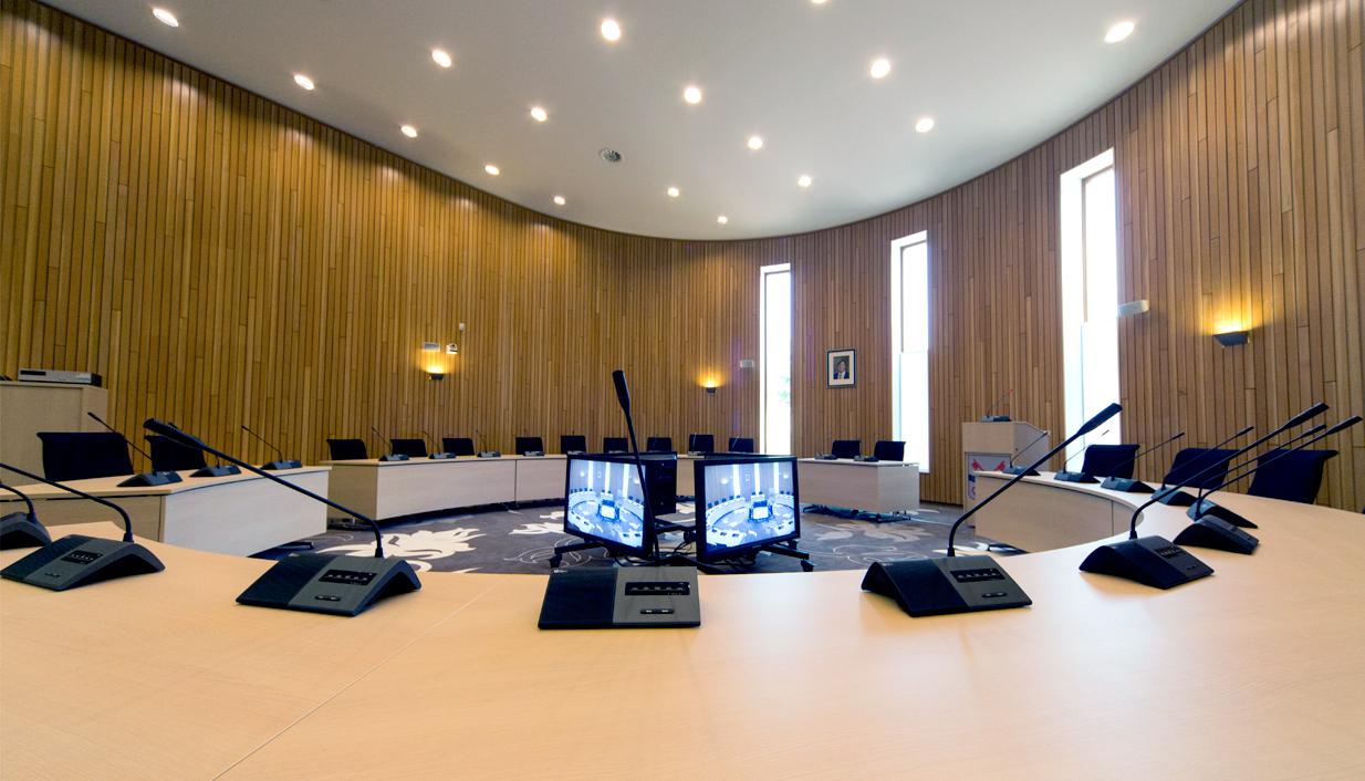 raadzaal met discussiesystemen