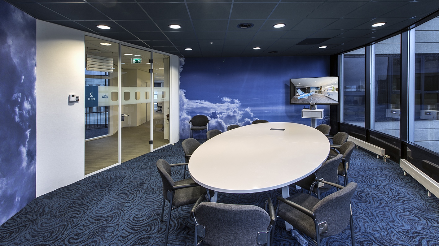 BIS Digital signage, touchscreens, projectie en room management bij KLM 