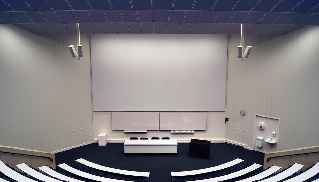 Auditorium met high end projectie, crestron bediening