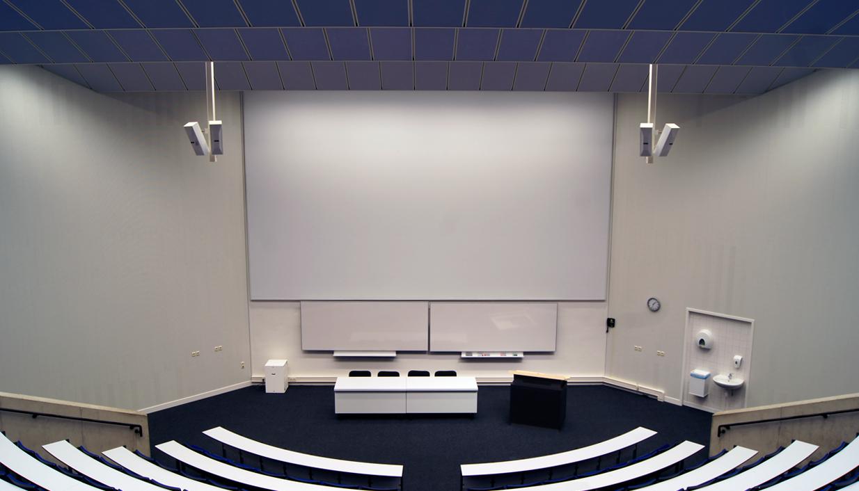 Auditorium met high end projectie, crestron bediening