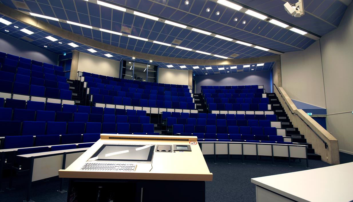 Auditorium met high end projectie, crestron bediening