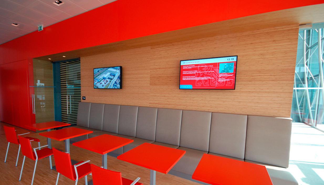 lcd schermen digital signage in bedrijfsrestaurant